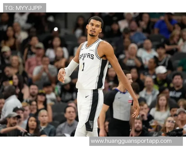 米奇约翰逊谈文班出战情况球队将谨慎处理不冒险